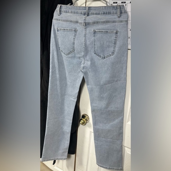 Blue jeans with a few black embroidery. Size medium - Picture 2 of 2